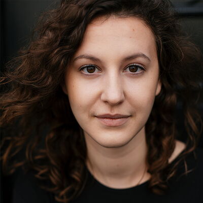 Porträtfoto des Schauspielersin Leonille Wittgenstein, IAF Absolventin, Rolle in "The Entertainment System Is Down"