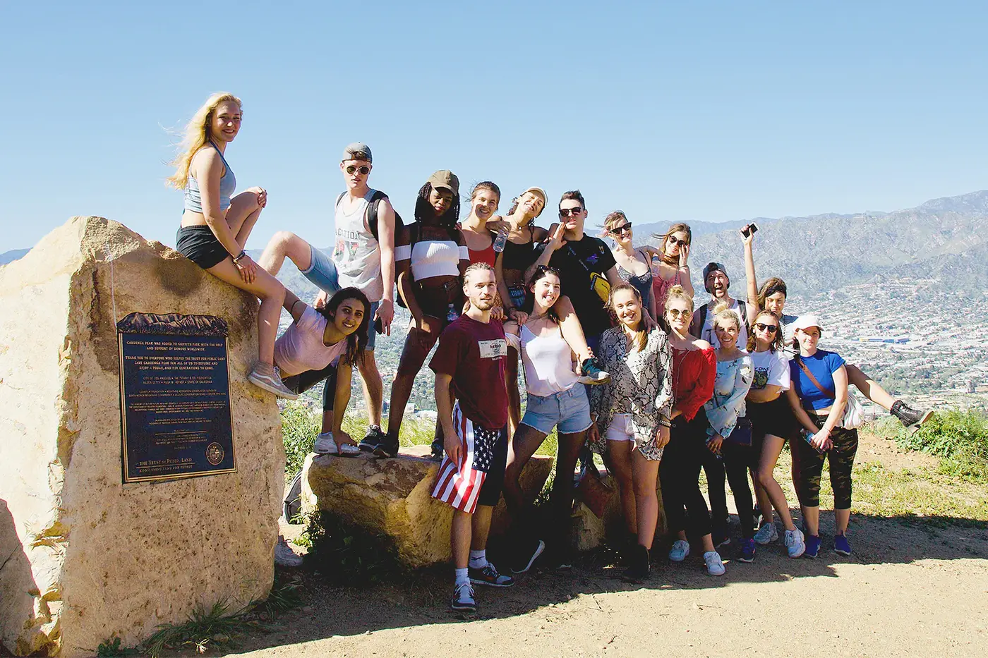 Gruppenfoto an einem Aussichtspunkt über Los Angeles, Studienfahrt der IAF 2019