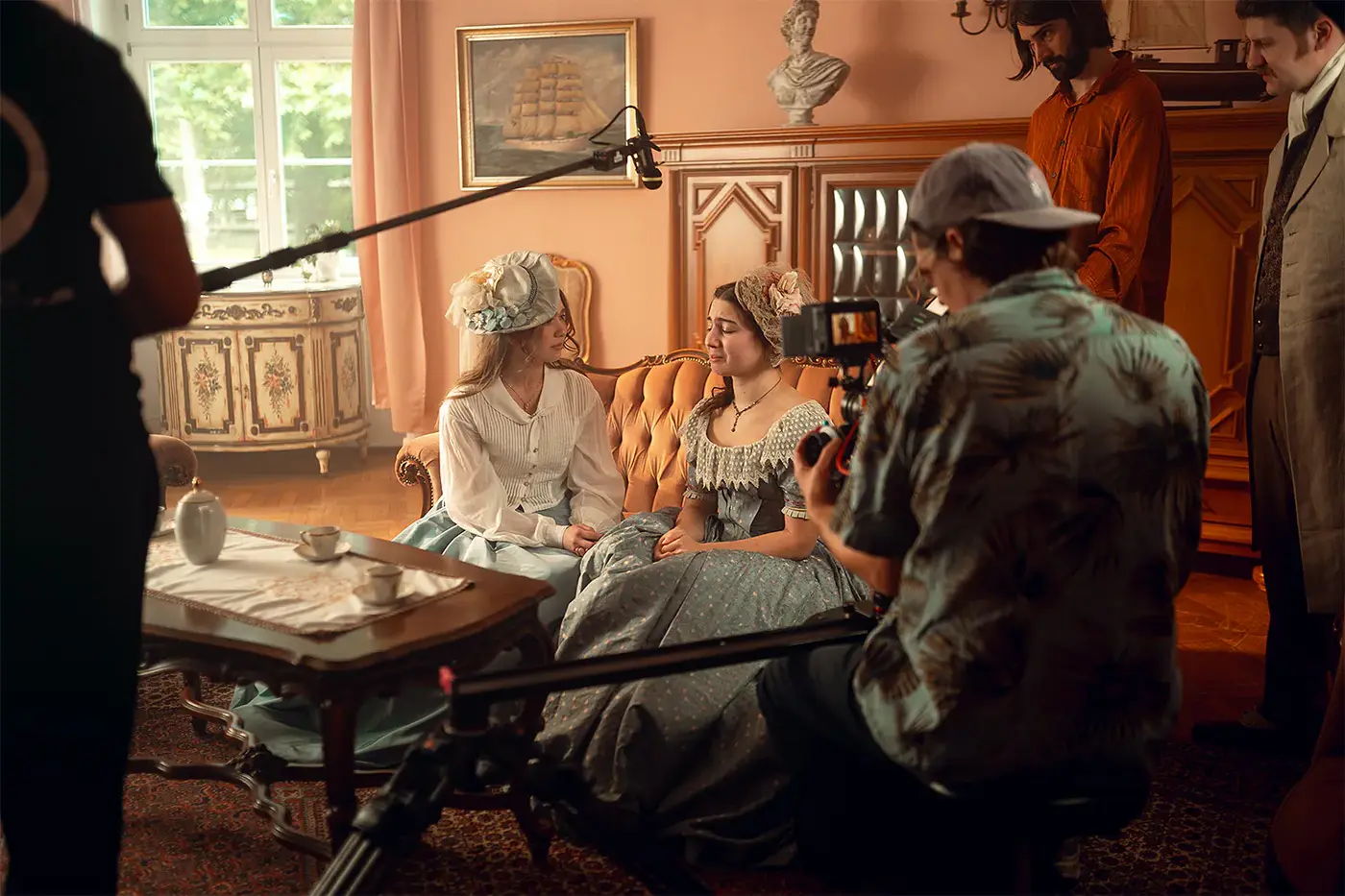 Filmteam mit Kamera und Tonangel dreht eine historische Salonszene, Standbild aus dem IAF Abschlussfilm 19. Jahrhundert 2025