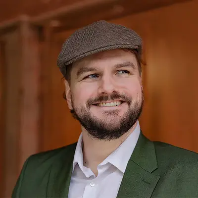 Portraitfoto von Julius Schlehek, Dozent für Mediensprechen an der IAF Filmschauspielschule Köln