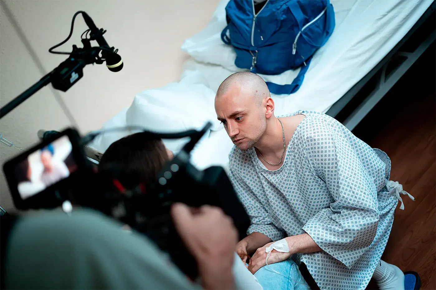 Dreh einer Krankenhausszene mit einem jungen Mann im Patientenhemd, Standbild aus dem IAF Abschlussfilm Junky Breakup 2025