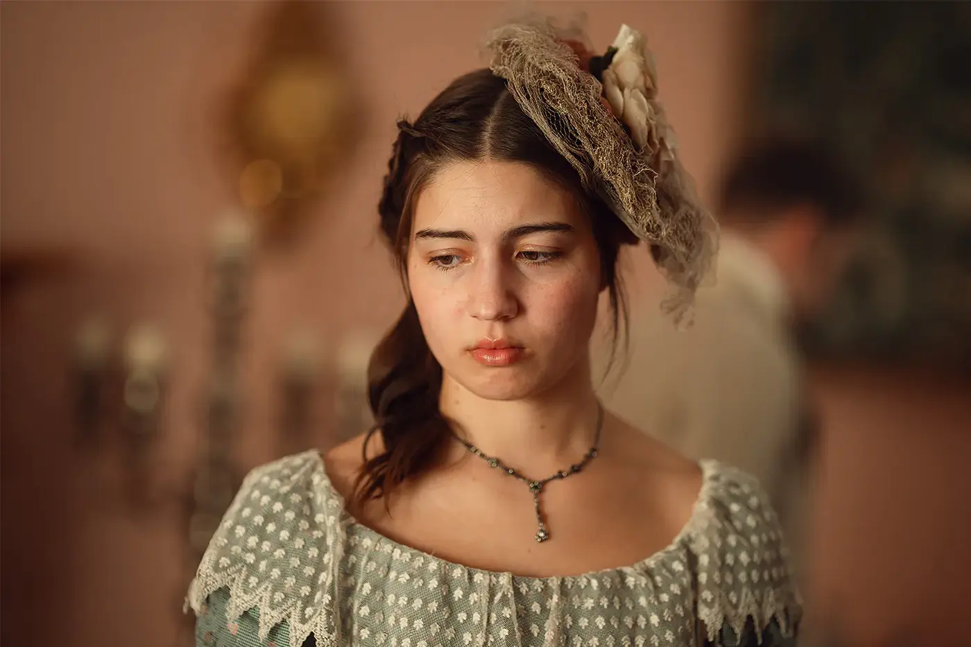 Nachdenkliche Schauspielerin in historischem Kleid mit Kopfschmuck, Standbild aus dem IAF Abschlussfilm 19. Jahrhundert 2025