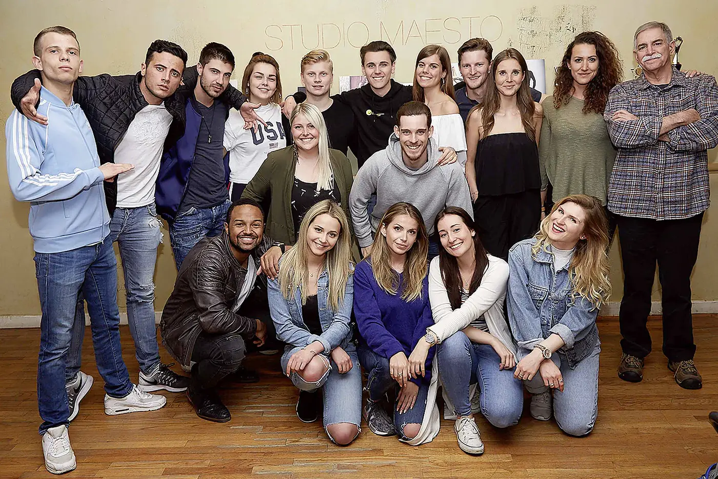 Gruppenfoto mit Coach vor der Wand von Studio Maestro, Los Angeles Workshop der IAF 2018