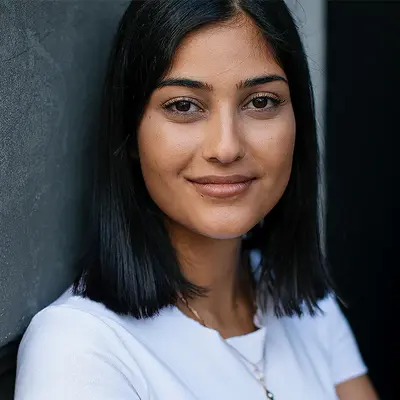 Porträtfoto der Schauspielerin Sogol Faghani, IAF Absolventin, besetzt in The Phoenician Scheme