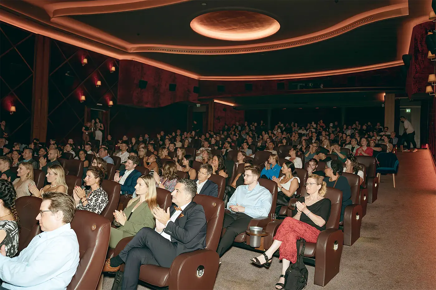 Applaudierendes Publikum im Kino bei der IAF Abschlussfeier 2024 in Köln