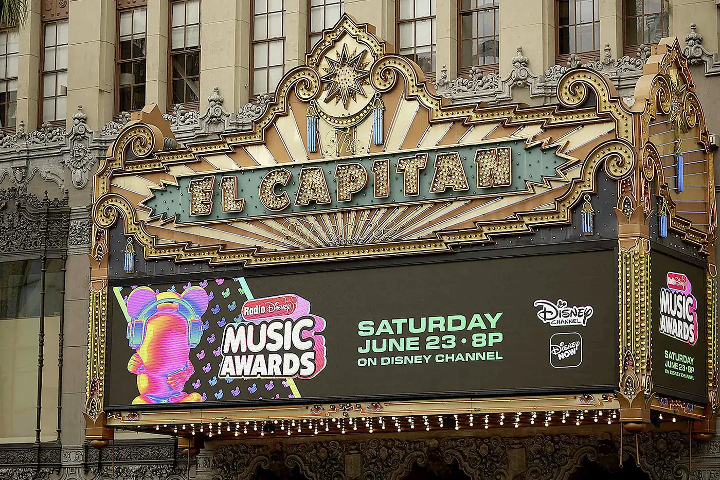 Leuchtreklame des El Capitan Theatre am Hollywood Boulevard, Los Angeles Studienfahrt der IAF 2018