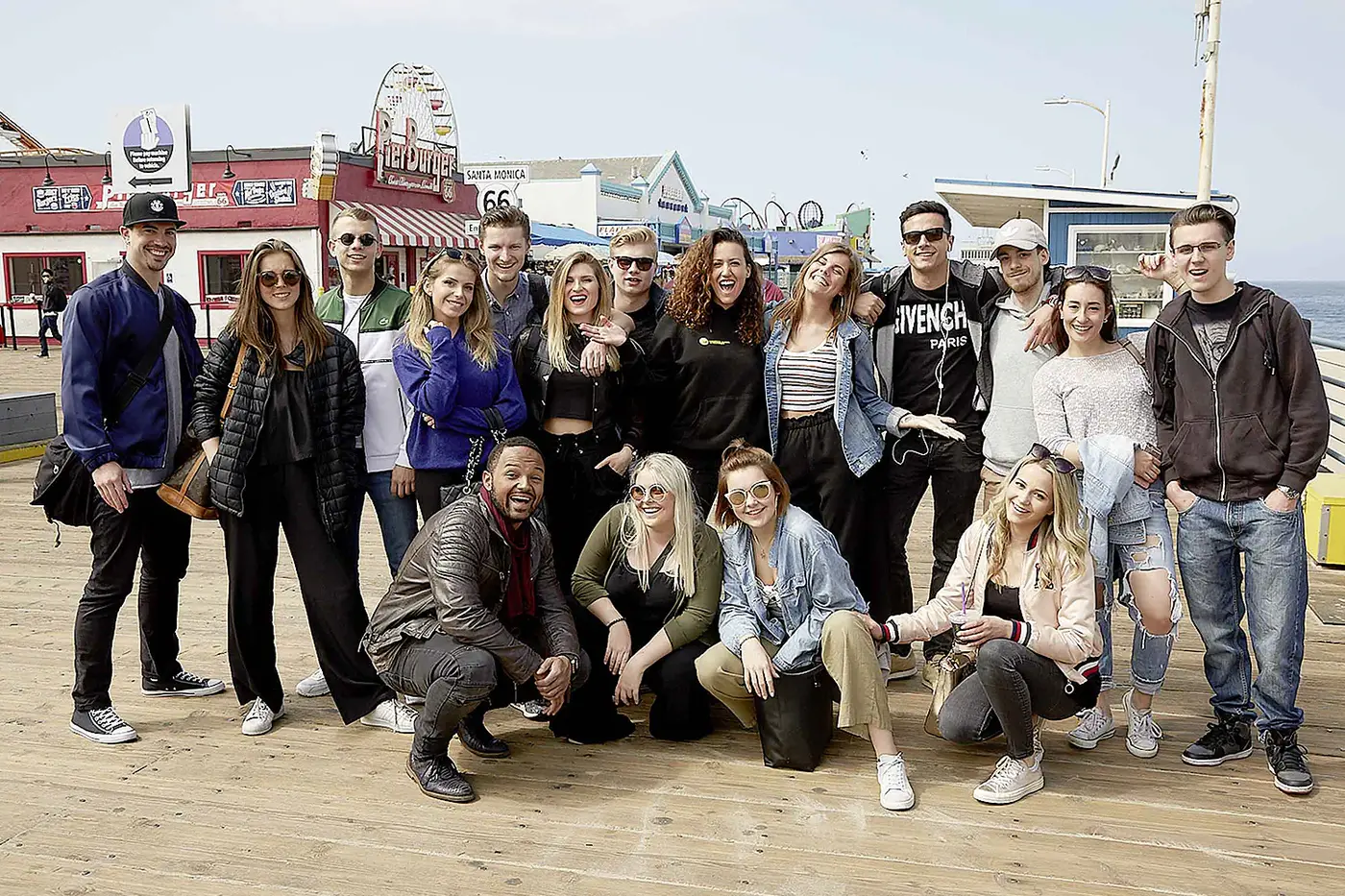 Jahrgang posiert auf dem Santa Monica Pier, Los Angeles Studienfahrt der IAF 2018