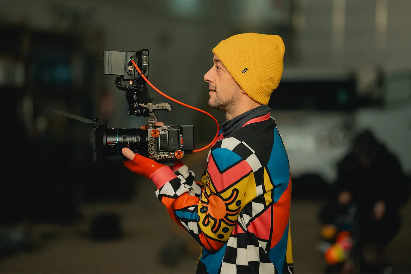 Kameramann filmt mit Rig in einer Lagerhalle, Standbild aus dem IAF Abschlussfilm Mülltonne 2025