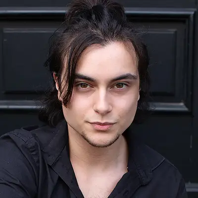 Porträtfoto des Schauspielers Rafael Alessandro, IAF Absolvent, Hauptrolle in der BBC-Serie The Lady Grace Mysteries